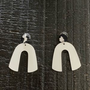 Nickel & Suede white Beau with black and white post. Excellent condition.